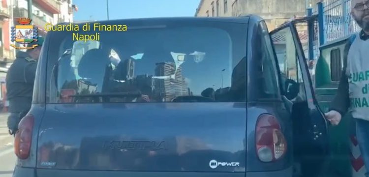 Tassisti abusivi su auto non assicurate, in un caso senza patente. Le Famiglie avevano il reddito cittadinanza