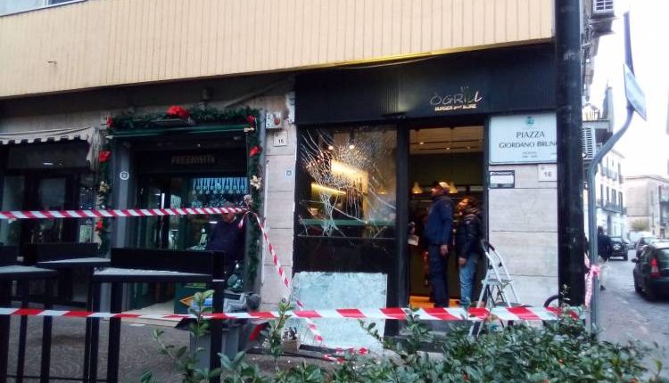 Guerra del pizzo, bomba carta a San Giorgio a Cremano L’ordigno è esploso nella notte davanti ad una paninoteca in via Pittore