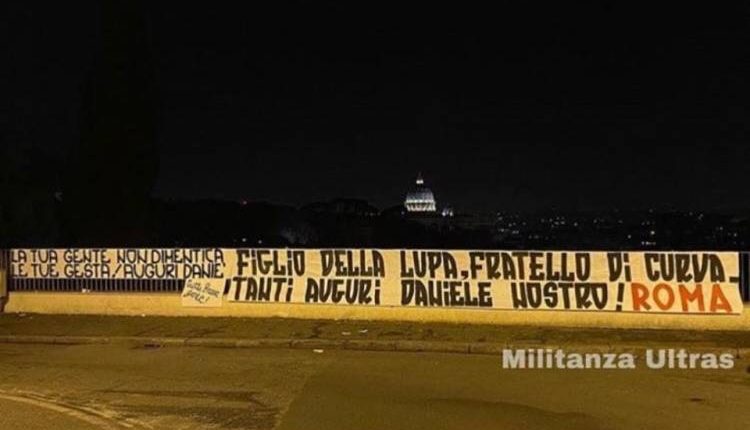A Roma spunta striscione con dedica per De Santis, l’ultrà che uccise Ciro Esposito