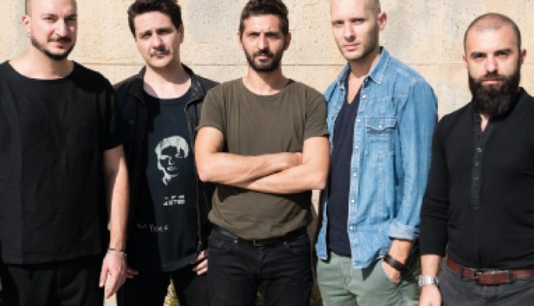 Prosegue la marcia della band napoletana, stavolta affiancata da Federica Ottombrino di Fede ‘n’ Marlen. Amore e tormento nella canzone prodotta da SoundFly dopo i successi di Sanremo Rock, Musica contro le Mafie e Premio De André