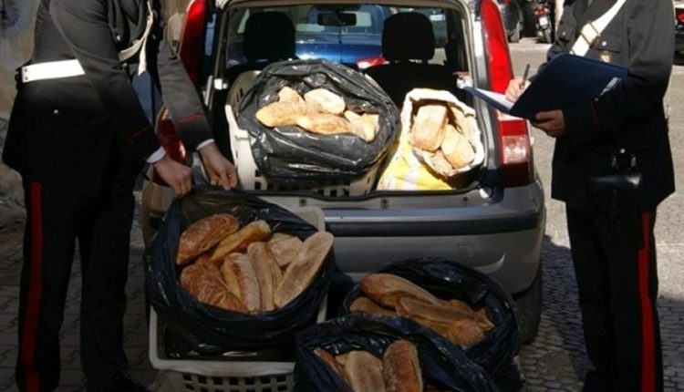 Pane e carciofi venduti in strada, 105 chili di cibo sequestrato: 5 denunciati dai carabinieri del Comando Provinciale di Napoli