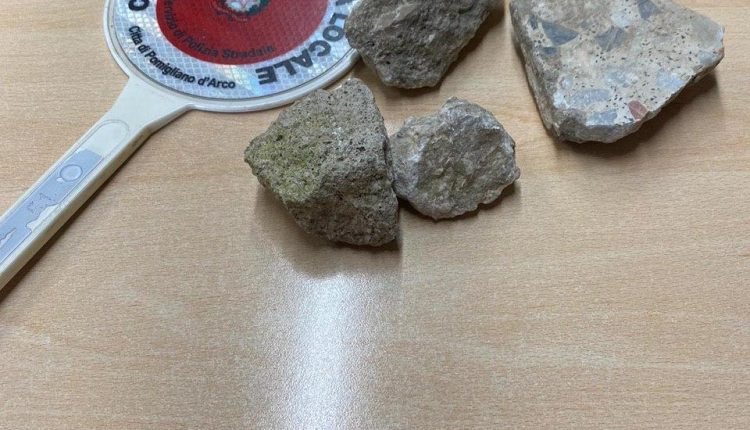 Pomigliano d’Arco –  Lancio di pietre dal cavalcavia, fermati due 14enni dalla polizia municipale