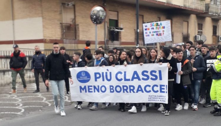 La protesta degli studenti del Liceo Di Giacomo: “Più classi e meno borracce” ma il sindaco Di Marzo diserta la manifestazione