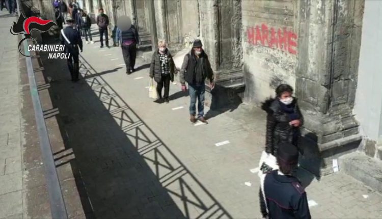 L’emergenza a Napoli, settecento alla mensa dei poveri: i carabinieri disciplinano la fila