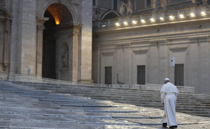 Emergenza Coronavirus, il Papa da una San Pietro deserta: “Già si sente la fame, conseguenza della pandemia” 