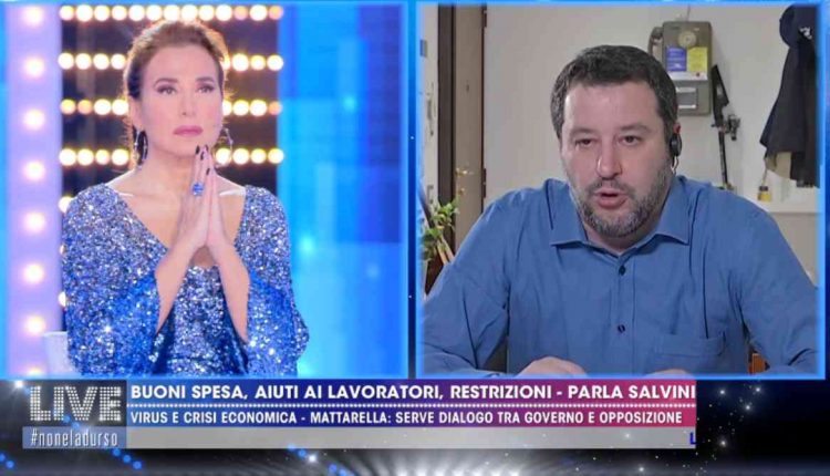 Matteo Salvini in tv prega con Barbara D’Urso e su Facebook attacca la Campania: “E’ la regione che sta facendo meno di tutti in Italia”