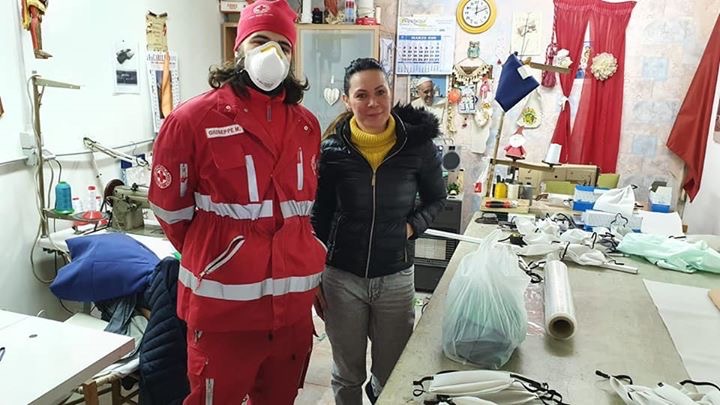 EMERGENZA CORONAVIRUS – Anna e Salvatore Di Sarno cuciono le mascherine per i volontari: anche loro angeli contro l’emergenza