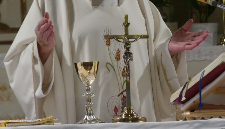 Sant’Anastasia, celebra la Santa Messa coi fedeli: arrivano i carabinieri, scattano le denunce