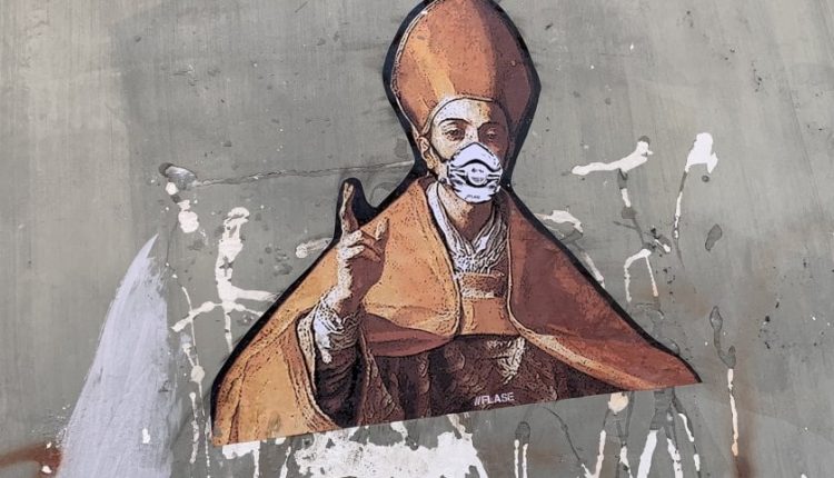 A Chiaia gli stencil di Flase: San Gennaro indossa la mascherina