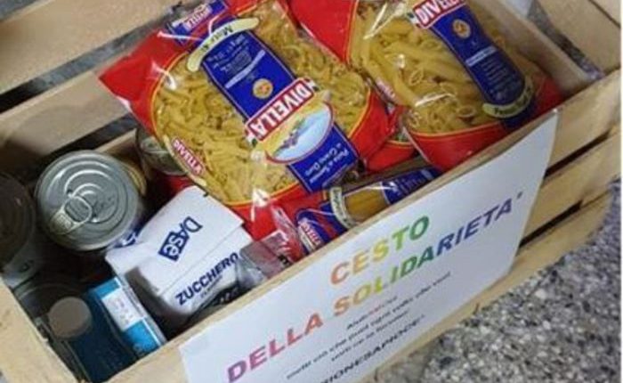 A Portici nasce “cesto della solidarietà”, ideato da un gruppo di giovani per aiutare chi ha bisogno