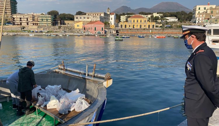 Parte del pescato del mare vesuviano alle famiglie meno abbienti di Portici: l’iniziativa della flotta pescherecci di base nel porto del Granatello