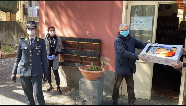 LE UOVA PASQUALI DELLA LEGALITA’ – La Guardia di Finanza di Portici, Libera e Coordinamento Campano contro le Mafie e la Camorra consegnano le uova pasquali per i Comuni di Ercolano, Portici e San Giorgio a Cremano