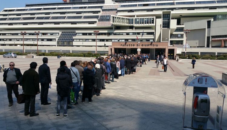 Da lunedì 27 aprile, un termolaser all’ingresso del palazzo di giustizia di Napoli