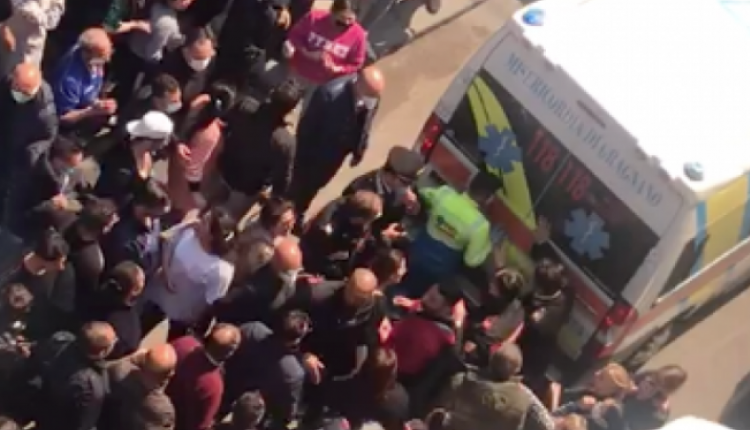 Quattordicenne cade dal balcone a Torre Annunziata, ressa attorno all’ambulanza senza alcuna protezione. Per fortuna non è in pericolo di vita