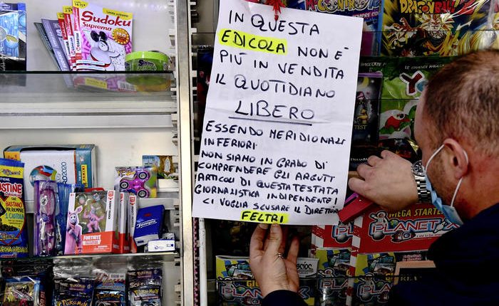 La protesta di un’edicola a Napoli “Da oggi non vendo Libero”