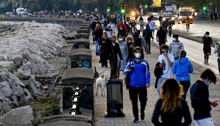 Troppa gente sul Lungomare, De Luca avverte: «O c’è responsabilità o si torna tutti a casa»