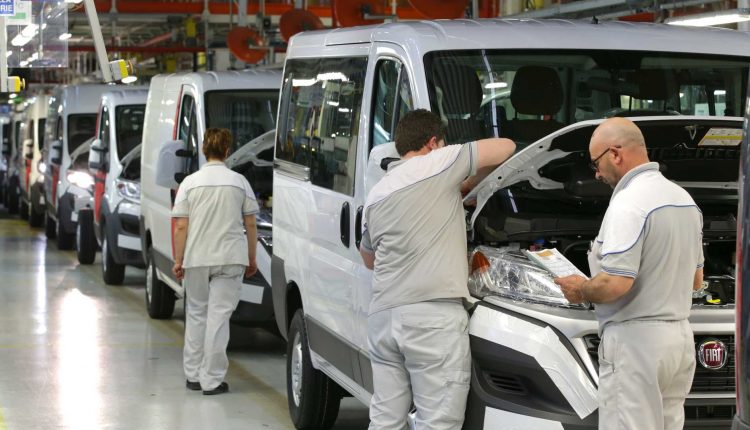 Lunedì ripartenza parziale fabbriche Fiat: riprendono Sevel e reparti Melfi, Mirafiori, Pomigliano, Termoli