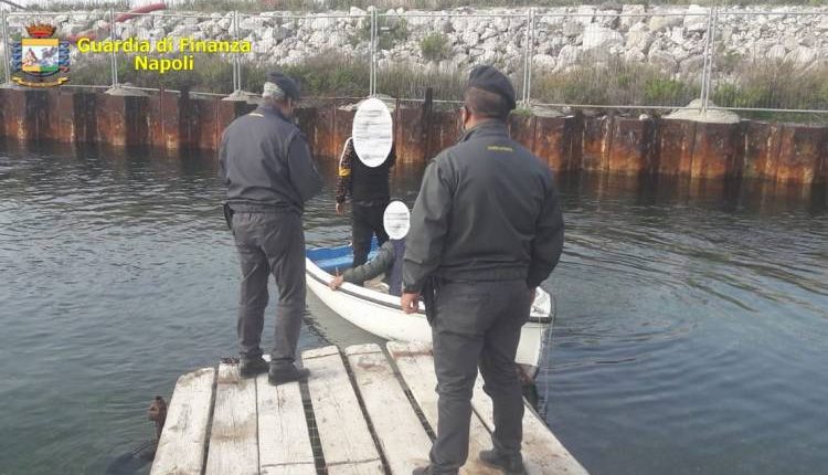 Pesca notturna di frodo, sorpresi dalla Guardia di Finanza. Sequestrata droga e mascherine non a norma