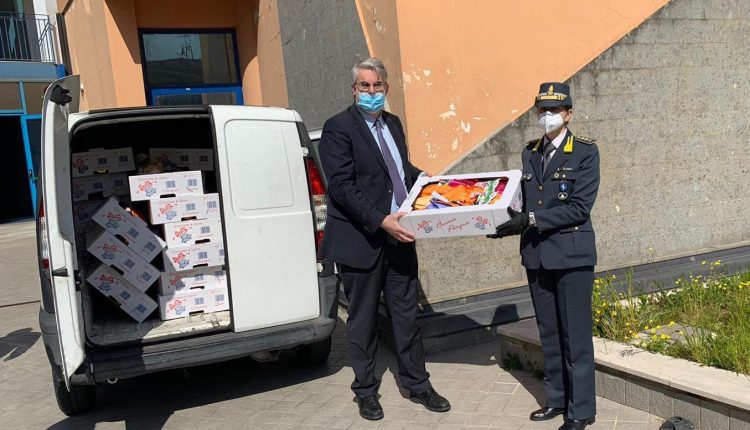 Uova di Pasqua per le famiglie in difficoltà a San Giorgio a Cremano, la Guardia di Finanza dona centinaia di dolciumi per regalare un sorriso ai bambini