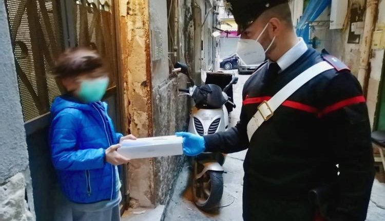 Scuola a distanza, i Carabinieri consegnano tablet agli alunni della Sanità per studiare a casa 
