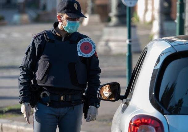 A San Giorgio a Cremano, dichiarano di andare a mangiare la pastiera da parenti: multate due coppie