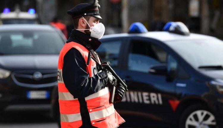 Carabinieri in prima linea per la prevenzione: consegnano le pensioni agli anziani e regalano giocattoli ai bambini di un balcone a Ercolano