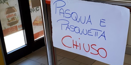 Negozi tutti chiusi a Pasqua e Pasquetta: nuova ordinanza del Governatore De Luca, esclusi solo benzinai e farmacie