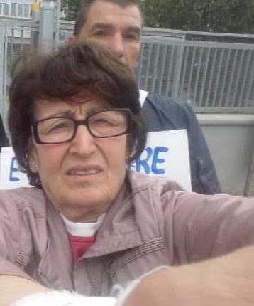 GIU’ LE MANI DALL’OSPEDALE APICELLA – Annamaria Romano lancia il fleshmob in rete e i cittadini appongoni fuori le proprie abitazioni gli striscioni contro la chiusira dell’ospedale di Pollena Trocchia