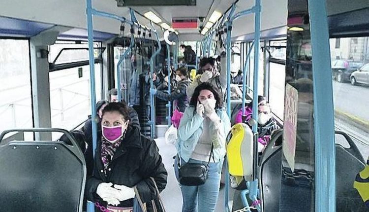 Coronavirus Napoli, obbligo di mascherine sui mezzi di trasporto: segnali per mantenere la distanza mentre si aspettano metro e bus e più vigilanza