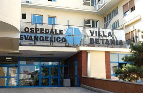 Aggrediscono e insultano i medici a Villa Betania a Ponticelli: denunciati padre e figlio
