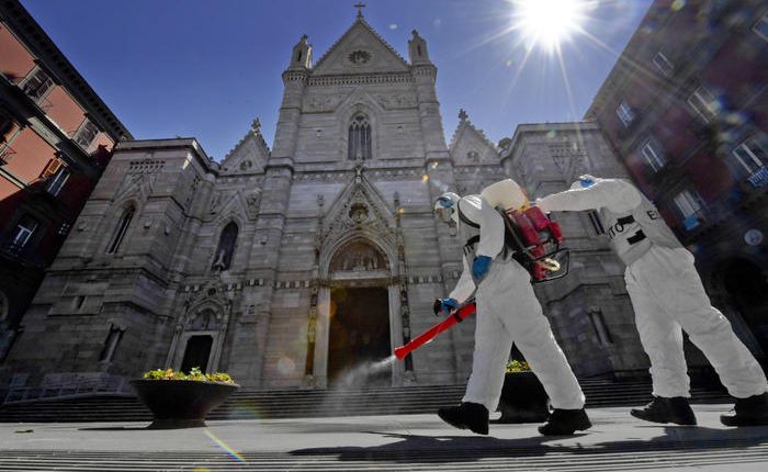 L’Esercito sanifica il Duomo di Napoli, il Capitano Saraceno: “Tuteliamo la salute pubblica e il bene culturale”.  Dopo la Chiesa del Carmine, lunedì sarà il turno del Santuario di Madonna dell’Arco a Sant’Anastasia