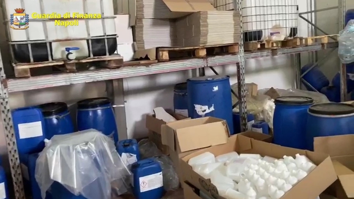 Operazione della Finanza nel Napoletano, denunciata la titolare di una fabbrica di igienizzante fuorilegge a San Giorgio a Cremano