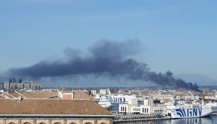 Maxi incendio a Gianturco, una grossa nube di fumo nero invade l’area circostante. Borrelli (Verdi): “Chiesto subito intervento Arpac per effettuare rilevazioni. Troppi incendi negli ultimi tempi, siamo preoccupati”