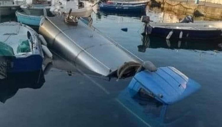 Manovra sbagliata, cisterna finisce in mare. Borrelli( Verdi): Il problema dei camion che rubano acqua di mare a Napoli  sta diventando sempre più serio