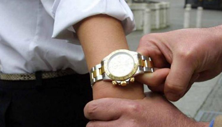 Rapine di orologi di lusso, 20 misure cautelari a Napoli: sono accusati di associazione a delinquere