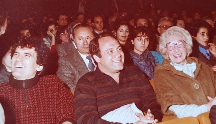 Carlo Verdone pubblica su Facebook una foto che lo ritrae al cinema con Massimo Troisi: ” Prendiamo questo scatto dei primi anni ’80 come l’auspicio di poter tornare in sala in piena sicurezza”