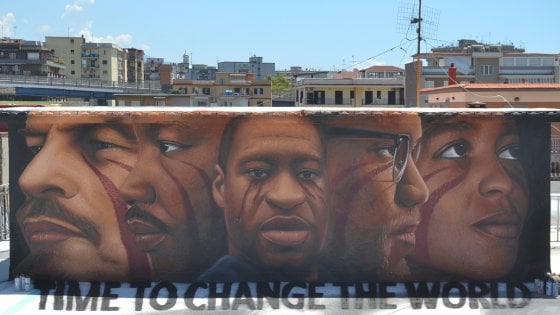 Al centro storico stencil ricordano Floyd, a Barra lo street artist italo olandese Jorit gli dedica un murales anti razzista