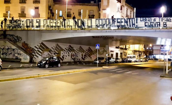 Ultrà di destra a Roma, si spacca il tifo: “’Roma 6 6 20 chi si presenta non ci rappresenta. Liberi di tifare. Curva B” lo striscione affisso in città