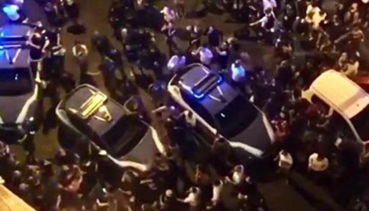 Tensioni a Napoli durante controlli della Polizia a piazza Bellini: tre fermi e le proteste dei centri sociali