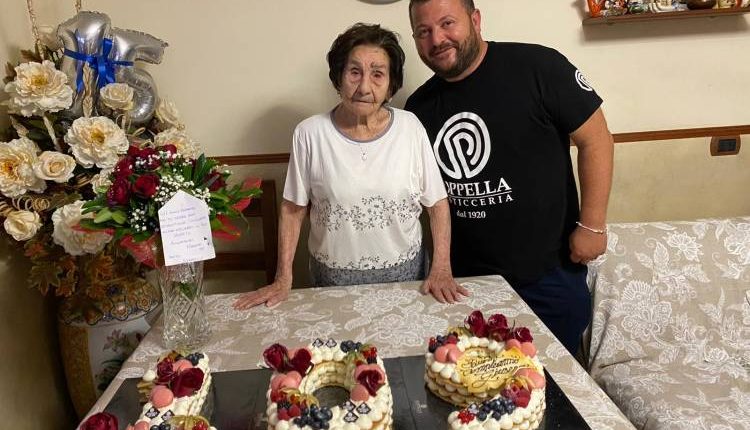 Rione Sanità in festa per i 109 anni di nonna Giuseppa con i dolci dei Ciro Poppella 