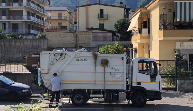 L’odissea dei cittadini di via Massa a Pollena Trocchia: “I giorni in cui raccolgono l’umido qui non possiamo vivere. Il sindaco faccia qualcosa”