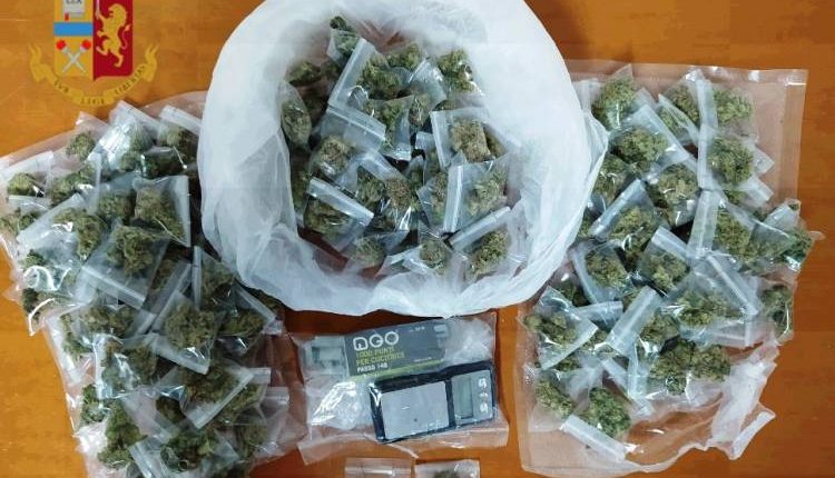 Droga nelle fenditure delle cabine, la Polizia arresta un pregiudicato a Barra