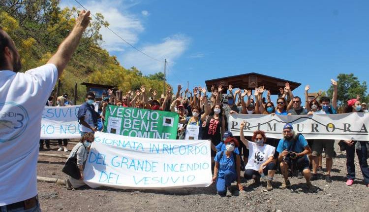 Cinquanta associazioni passeggiano sul Vesuvio, a tre anni dagli incendi