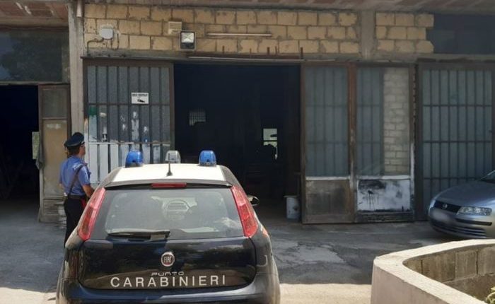 Roghi di rifiuti, controlli dei carabinieri nel Vesuviano: deferito all’Autorità Giudiziaria un 45enne che aveva installato una falegnameria del tutto abusiva in via Torricelli