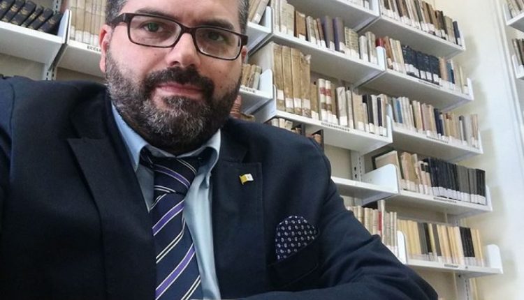 Una sezione della libreria Libertà di Torre Annunziata dedicata a Carmine Alboretti: i proventi delle vendite andranno alla mensa dei poveri don Pietro Ottena