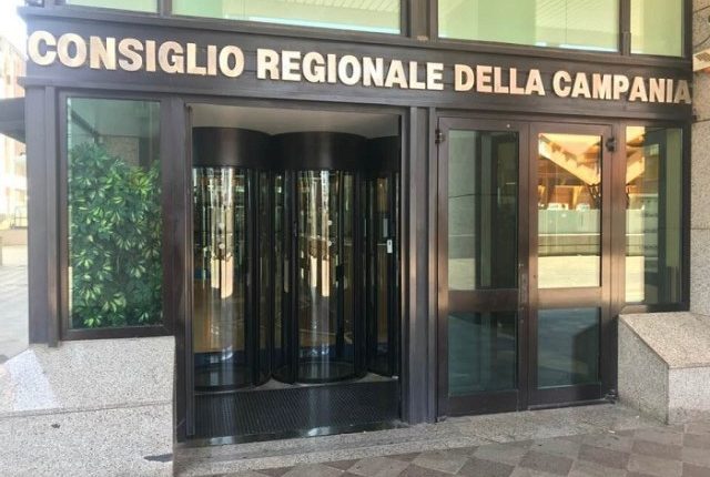 ELEZIONI REGIONALI CAMPANIA 2020 – Quindici liste per De Luca, sei per Caldoro, poi ci sono i 5 Stelle, Potere al Popolo, Terra, Naturalismo, Terzo Polo e il Partito delle Buone maniere