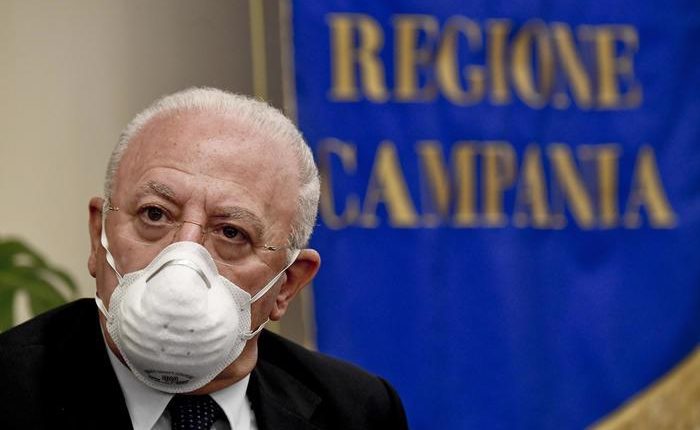Il Governatore De Luca, proroga l’obbligo delle mascherine anche all’aperto a 31/12