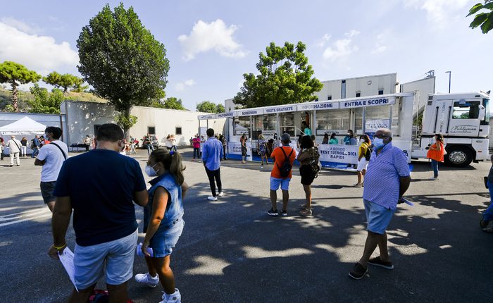 Coronavirus a Napoli,  insegnanti in fila per test sierologico. Parte lo Screening dell’Ordine dei medici di famiglia per scuole sicure