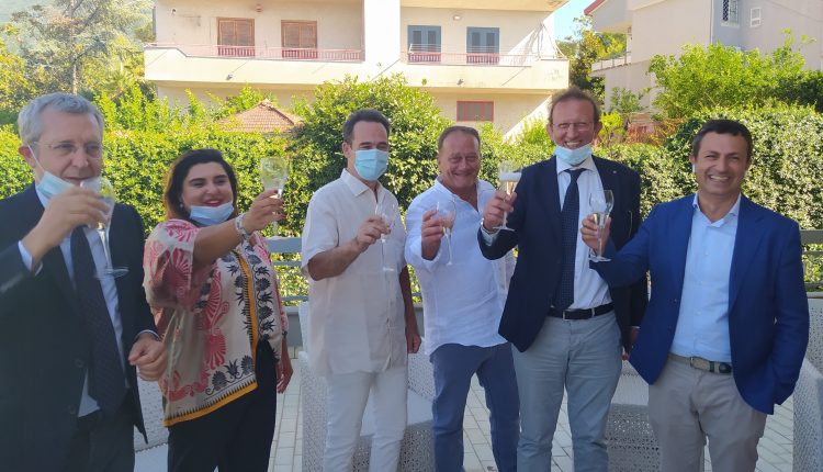 ELEZIONI REGIONALI CAMPANIA 2020 – Il senatore Della Vedova, Anna Meo e Eduardo Maria Piccirilli a casa dei fratelli Di Fiore per l’apertura del pronto soccorso dell’Ospedale Apicella. “Con noi anche il Governatore De Luca, pronto a rilanciare l’ospedale locale”