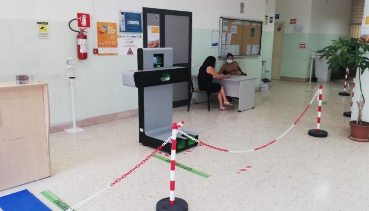 Un tornello anti Covid per le scuole di Napoli: “Pass”, la porta della salute  già installata in numerose scuole campane 